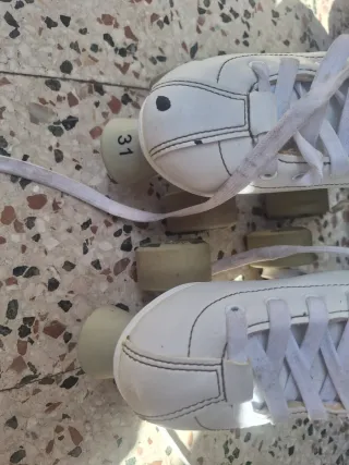 Pattini a rotelle bianchi