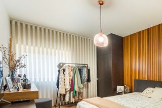 Cortina de quarto bege e branca