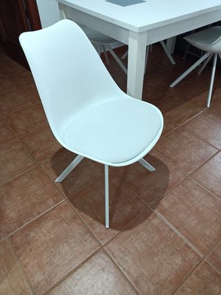 Mesa de comedor extensible blanca con 4 sillas