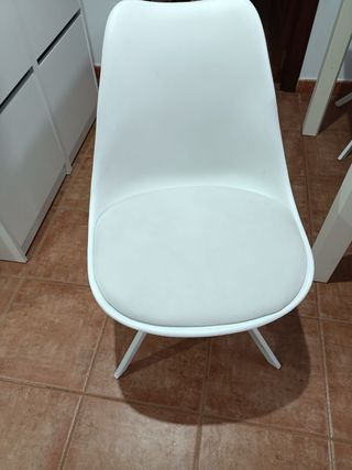 Mesa de comedor extensible blanca con 4 sillas