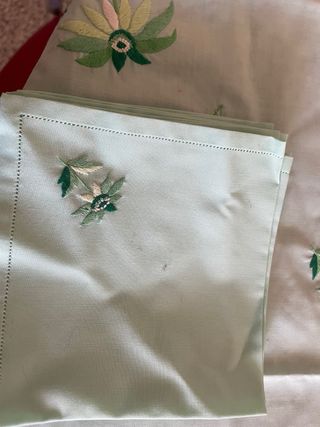 Tovaglietta con ricami floreali