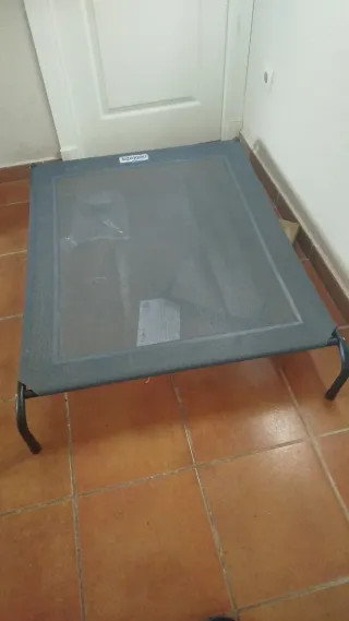 Cama elevada para perros negra/gris