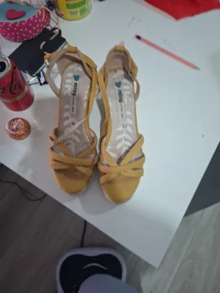 Sandalias Mustang amarillas talla 39