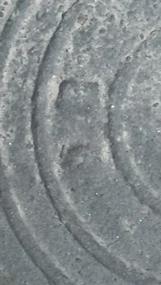 Olla de hierro antigua con patas