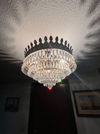 Lámpara de techo dorada con cristales