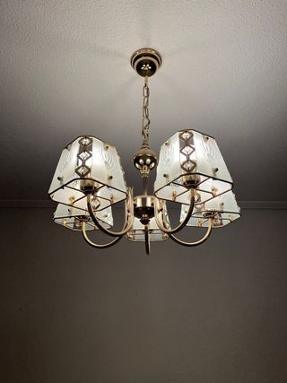 Lámpara de techo dorada con cristales