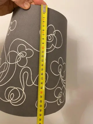 Lámpara de techo gris con flores blancas