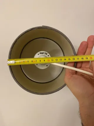 Lámpara de techo gris con flores blancas