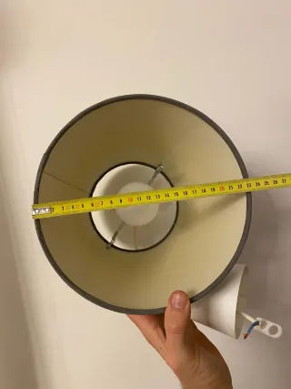 Lámpara de techo gris con flores blancas