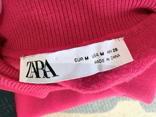 Vestido Zara rojo de manga larga y  cuello alto