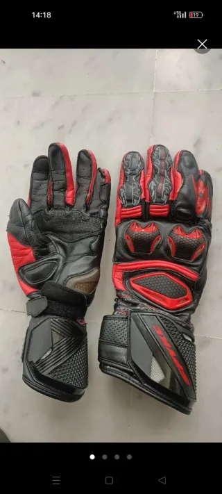 Guantes de moto negros y rojos
