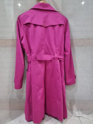 Trench rosa con cinturón