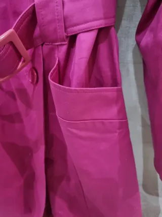 Trench rosa con cinturón