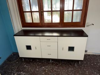 Mobile basso bianco con piano scuro