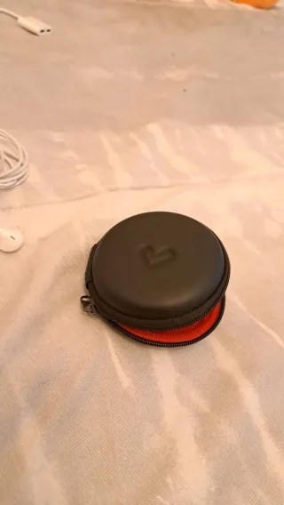 Auriculares blancos con cable y funda