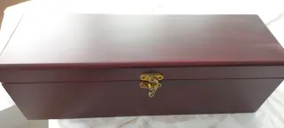 Caja de vino con accesorios