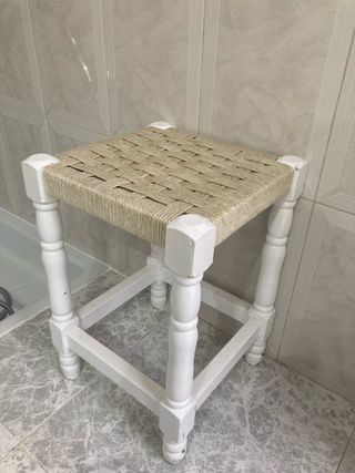 Taburete de madera y yute