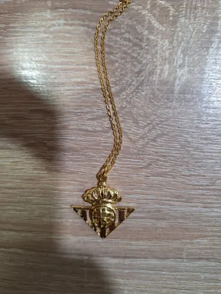 Escudo Betis Corona Triángulo Oro con cadena.