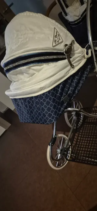 Carrito de bebé de juguete clásico  Marca Martina