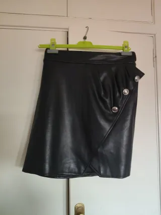 Falda Guess efecto piel negra