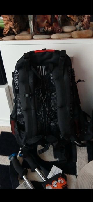 Mochila Trekking Forclaz Air 30L Roja/Negra