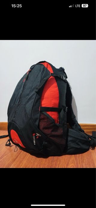Mochila Trekking Forclaz Air 30L Roja/Negra