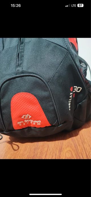 Mochila Trekking Forclaz Air 30L Roja/Negra