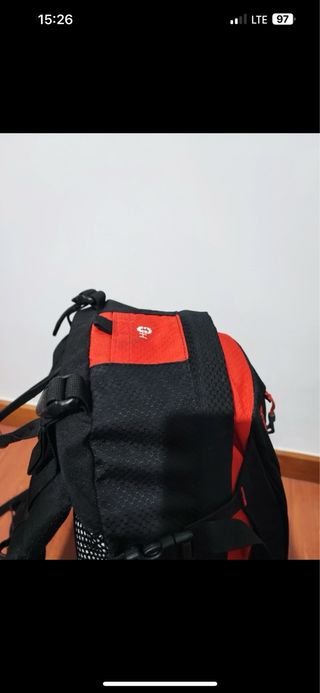 Mochila Trekking Forclaz Air 30L Roja/Negra