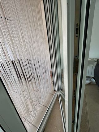 Puertas de cristal y dos fijos con sus molduras