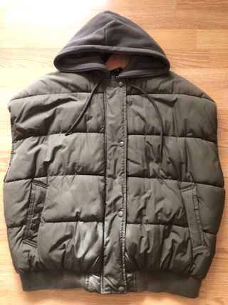 Chaleco Zara verde militar con capucha