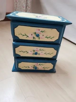 Joyero de madera con cajones pintados