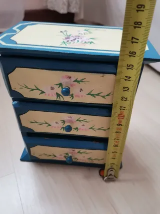 Joyero de madera con cajones pintados