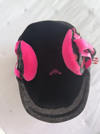 Casco de esquí infantil con lunares marca Roxy