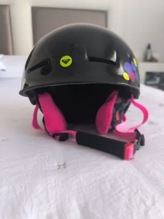 Casco de esquí infantil con lunares marca Roxy