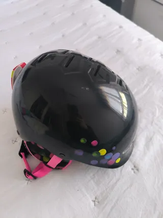 Casco de esquí infantil con lunares marca Roxy