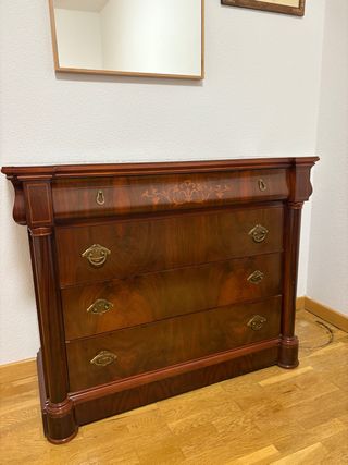 Cómoda de madera con detalles dorados