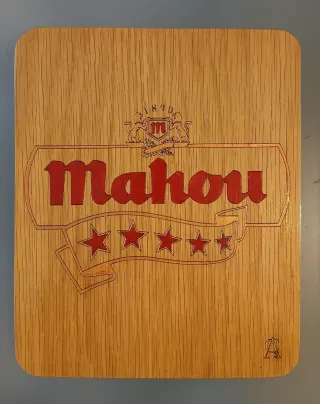 Logotipo cerveza Mahou pintado sobre madera