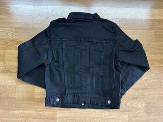 Chaqueta vaquera negra de Mango