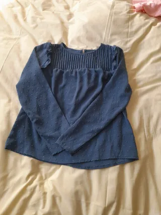 Camisa azul con volantes y fruncido