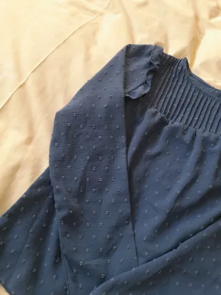 Camisa azul con volantes y fruncido