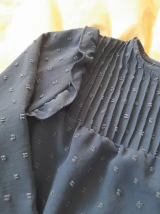 Camisa azul con volantes y fruncido