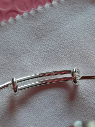 Pulsera ajustable con abalorios plateados