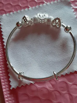 Pulsera ajustable con abalorios plateados