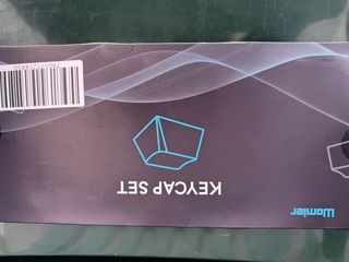 Piezas de teclado grises y blancas