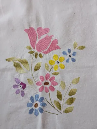 Centro tavola ricamato fiori bianco