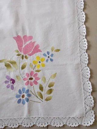 Centro tavola ricamato fiori bianco