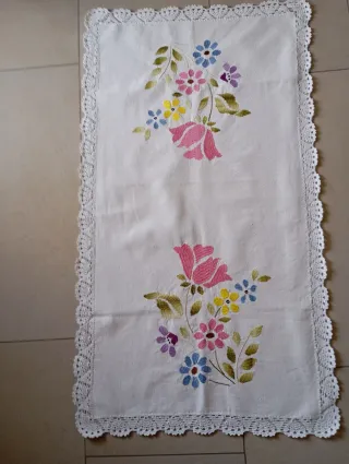 Centro tavola ricamato fiori bianco