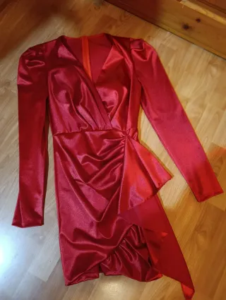 Vestido rojo satinado manga larga , perfecto
