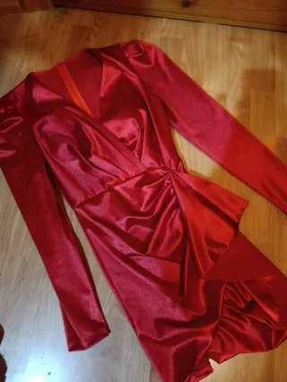 Vestido rojo satinado manga larga , perfecto