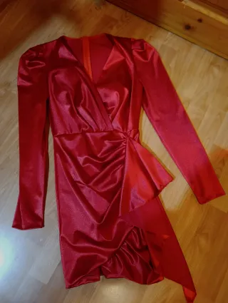 Vestido rojo satinado manga larga , perfecto